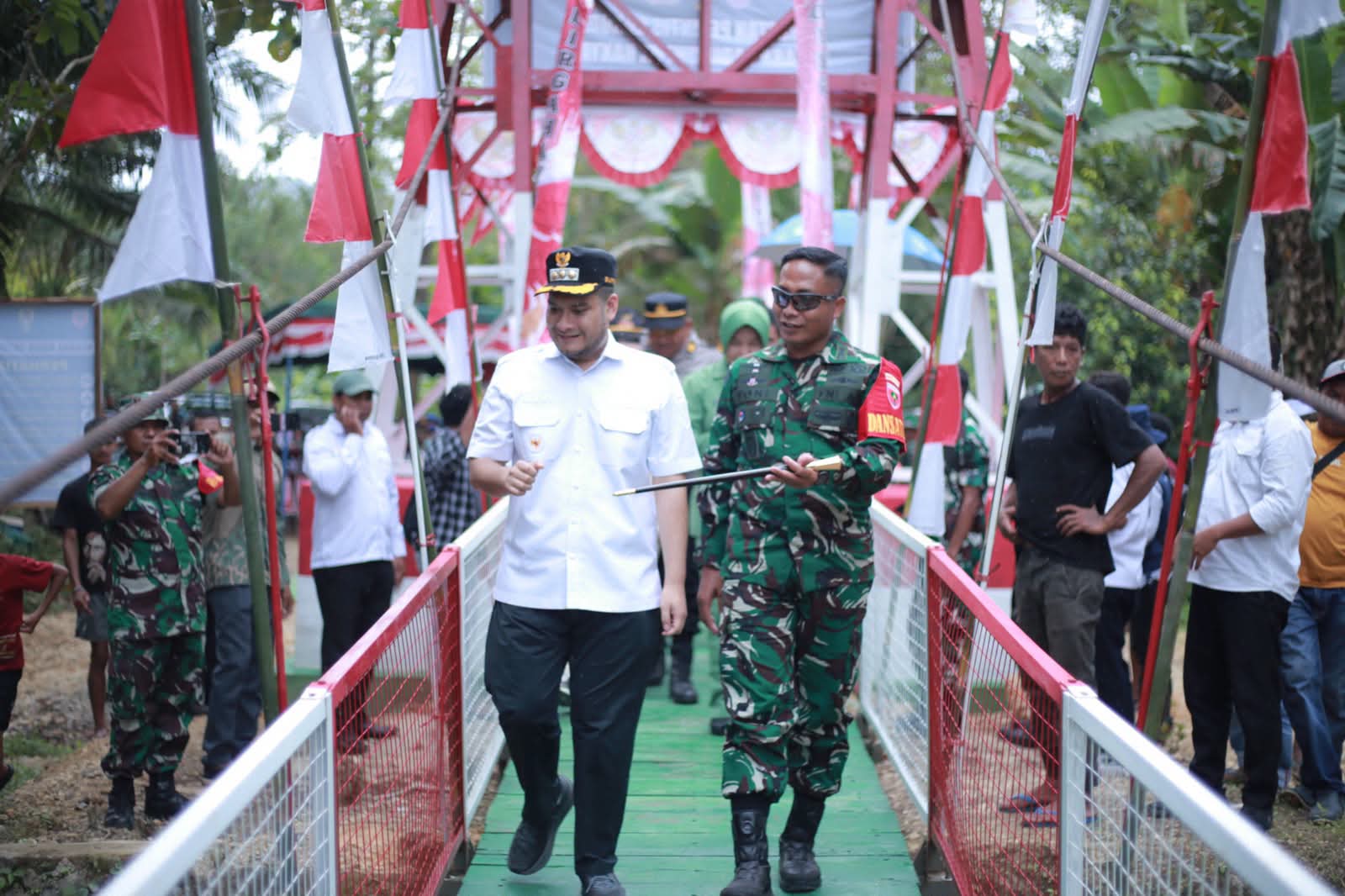 BUPATI BUTON RESMIKAN JEMBATAN GARUDA SUNGAI LOKO DI DESA LAWELE