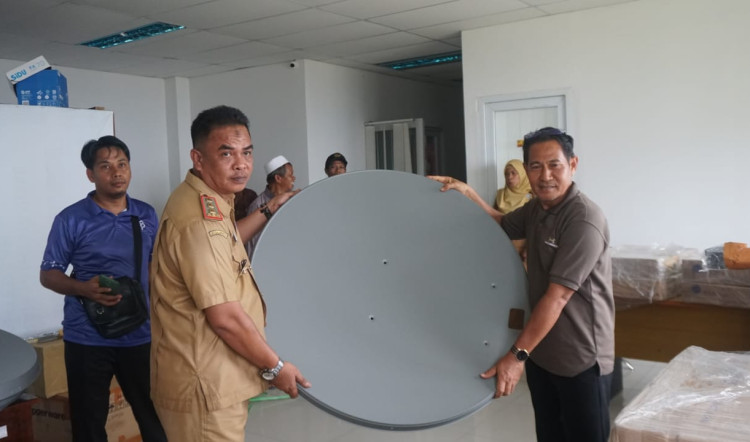 Diskominfo Buton Salurkan Bantuan Akses Internet dari BAKTI Kominfo kepada Madrasah dan RA