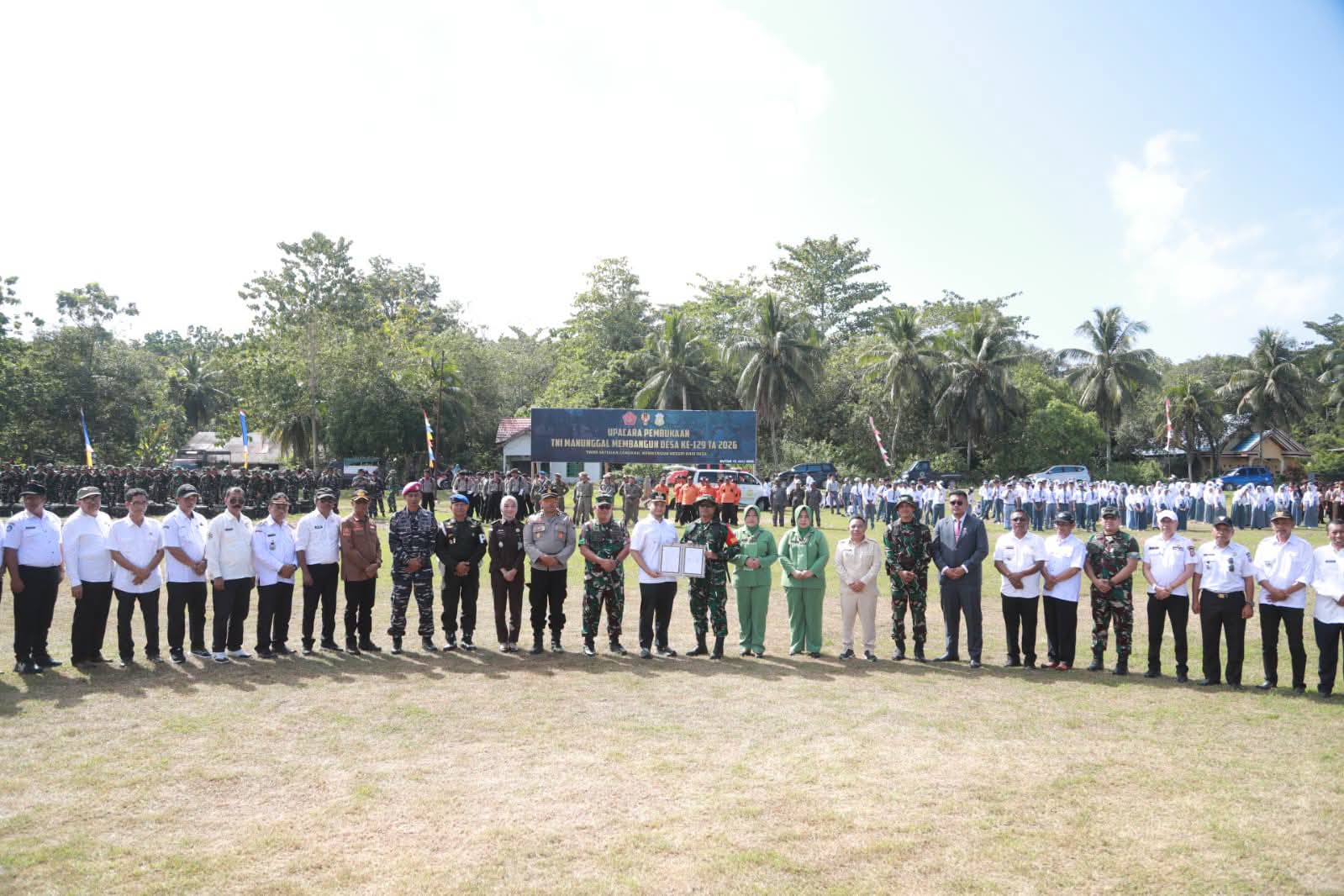 PIMPIN UPACARA PEMBUKAAN TMMD KE 129, BUPATI BUTON SERUKAN PERKUAT SINERGI MEMBANGUN NEGERI DARI DESA